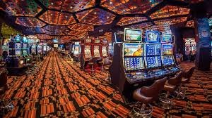 skor 7 Infinite Blackjack live dealer table with multiple players and clear card visibility